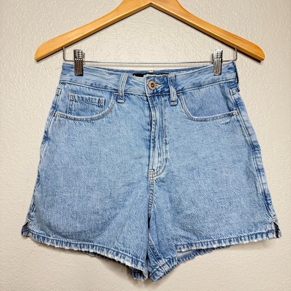 Hollister Ultra High-Rise Lightweight 90s Shorts. - Picture 3 of 5